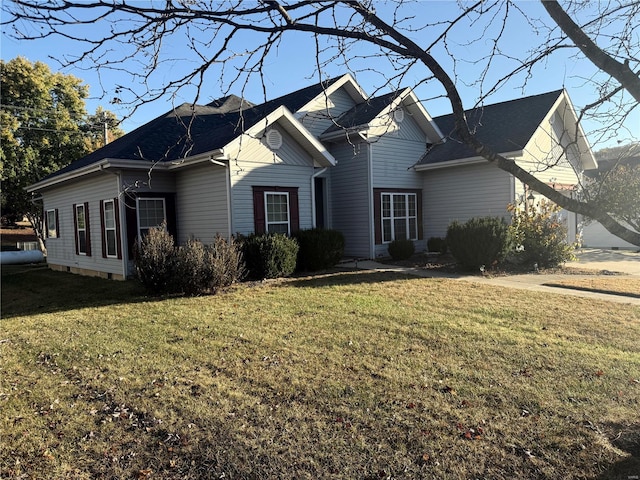 view of front of home featuring a front yard