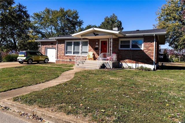 ranch-style home featuring a front lawn