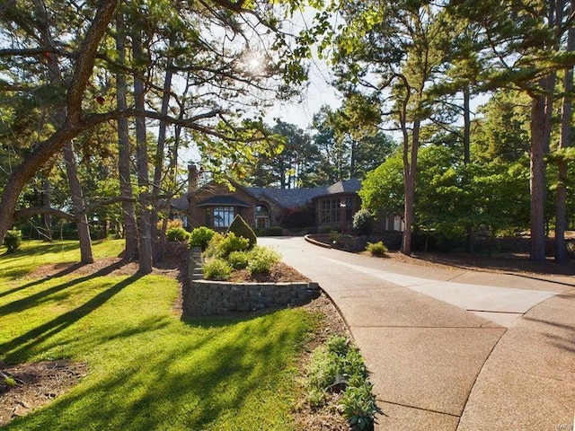 view of front of property with a front yard