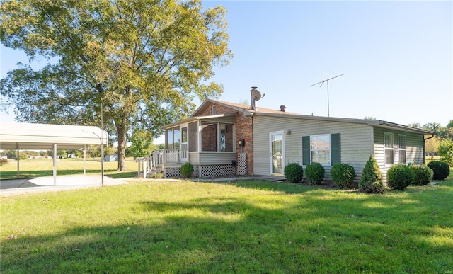 view of front facade featuring a carport and a front yard