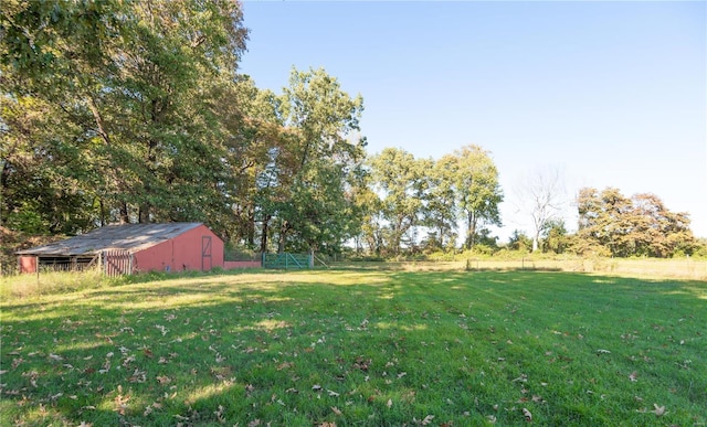 view of yard featuring an outbuilding