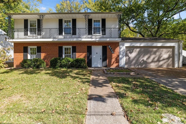 view of front of home featuring a front yard and a balcony