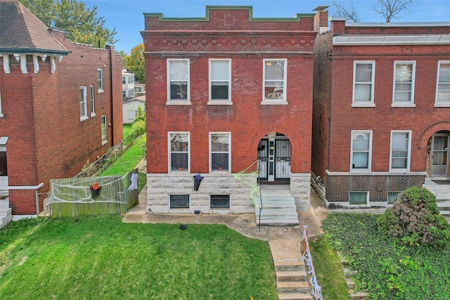 townhome / multi-family property featuring a front yard