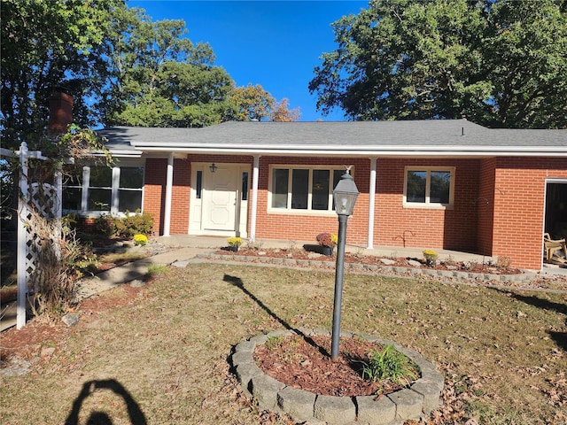 ranch-style home featuring a front lawn