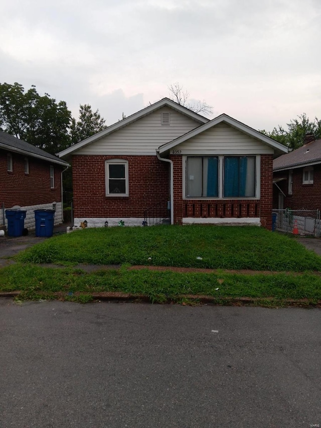 view of front facade with a front lawn