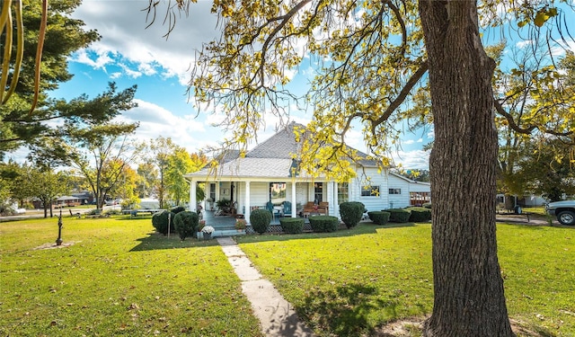 view of front facade featuring a porch and a front yard