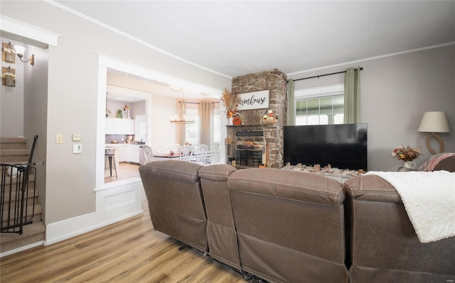 living room with crown molding, plenty of natural light, and hardwood / wood-style floors