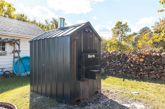 view of outdoor structure featuring a yard