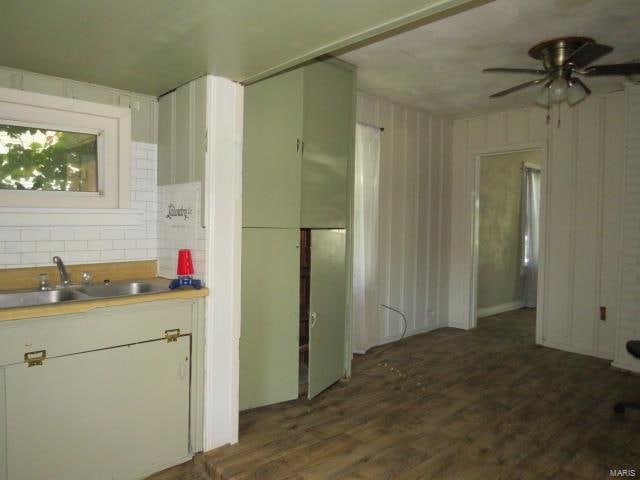 kitchen featuring ceiling fan, sink, backsplash, and dark hardwood / wood-style flooring