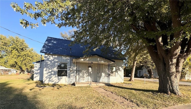 view of front facade featuring a front lawn