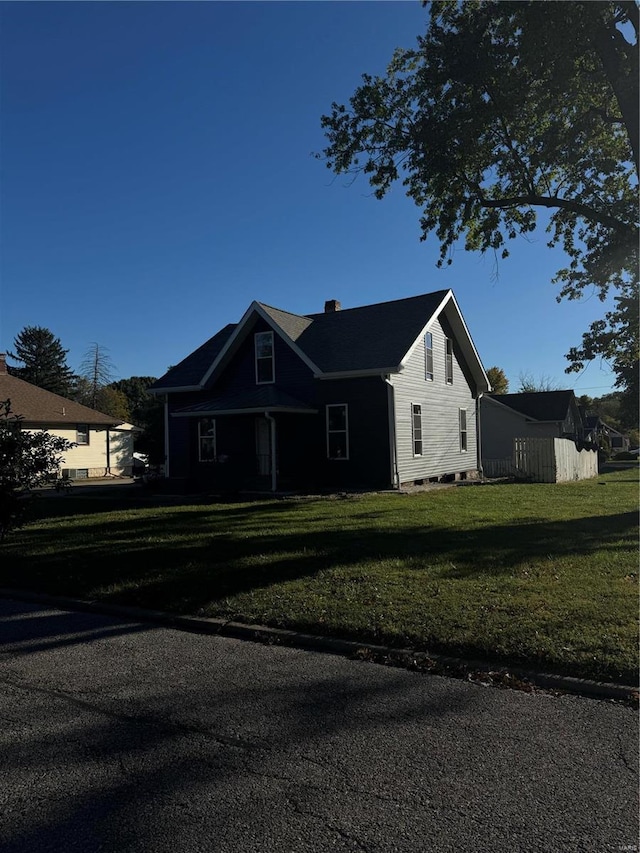 view of front of property featuring a front lawn