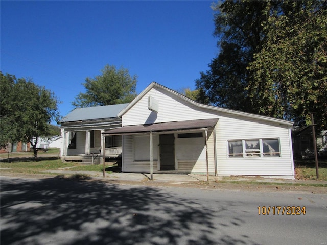 view of front of house featuring a porch