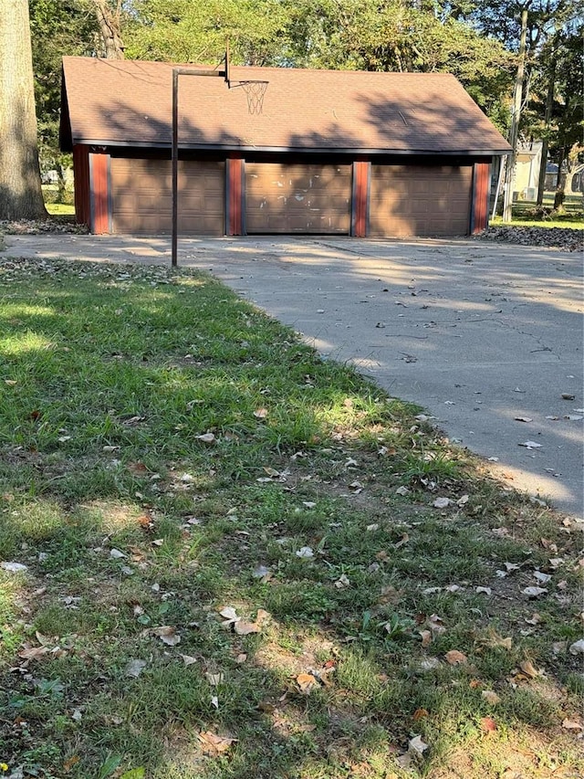 view of front facade featuring an outdoor structure and a garage