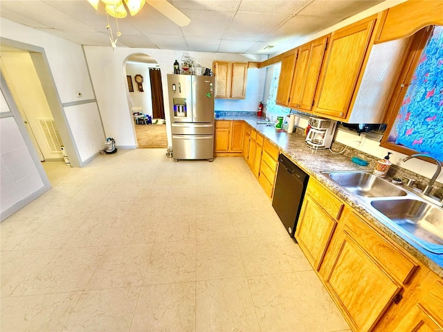 kitchen with dishwasher, ceiling fan, sink, and stainless steel fridge with ice dispenser