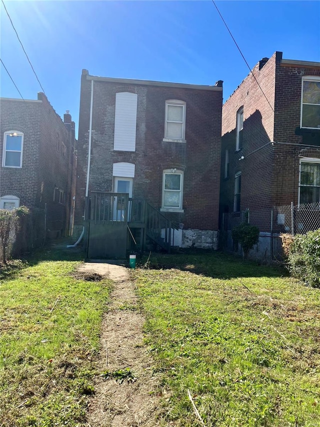 view of front of home featuring a front yard