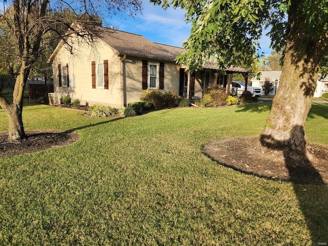 view of front facade featuring a front yard