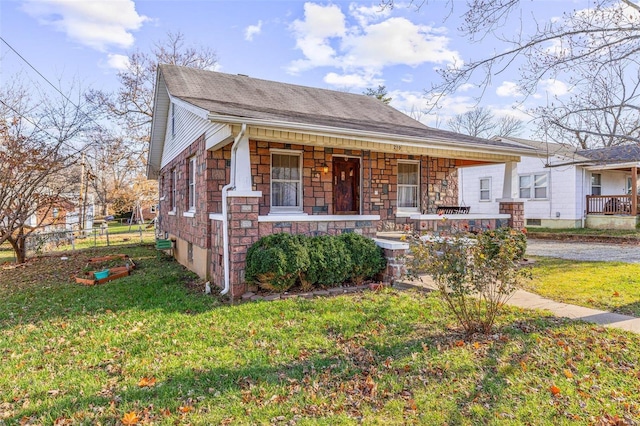 view of front of property featuring a front lawn and covered porch