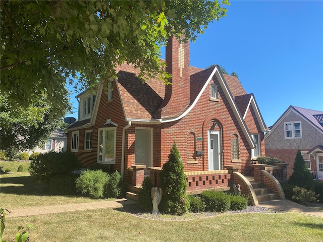 view of front facade featuring a front yard