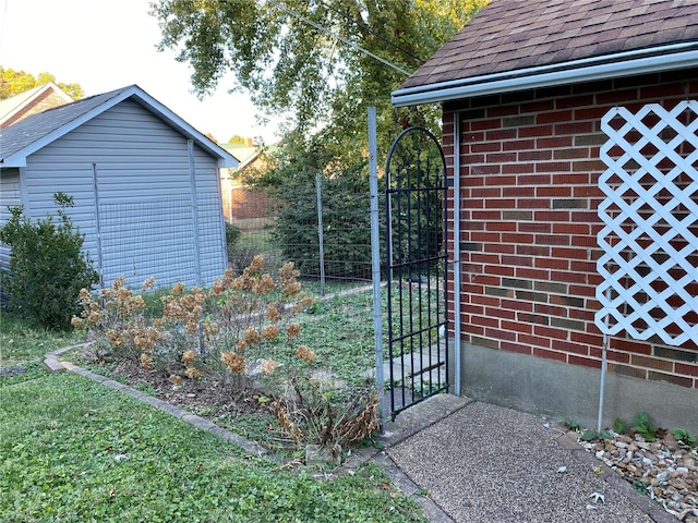 view of yard with a storage shed