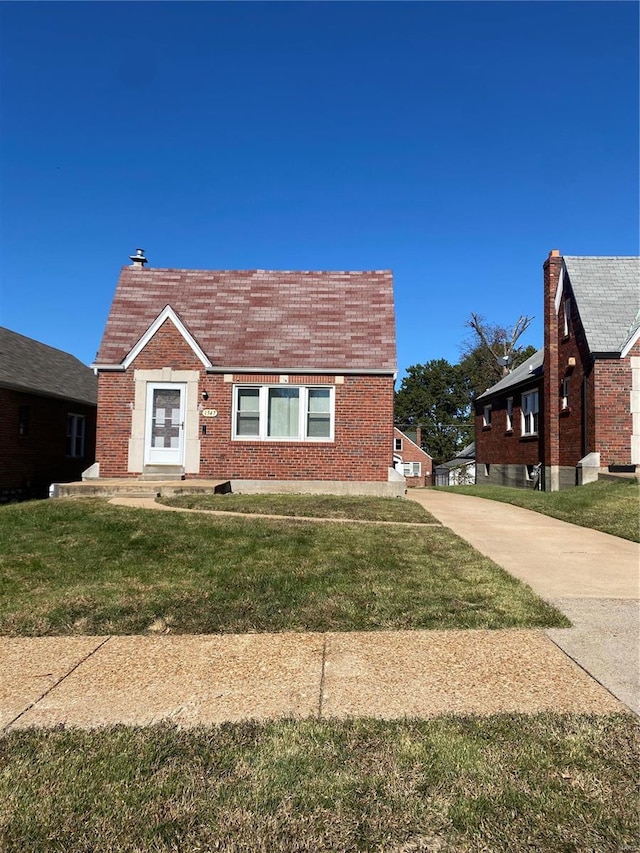 view of front of home with a front lawn