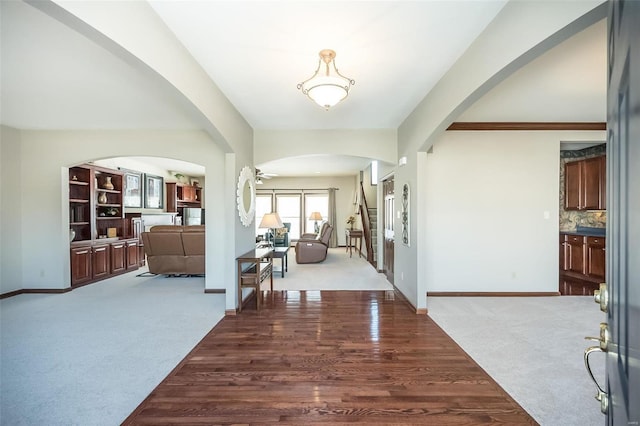 carpeted foyer with ceiling fan