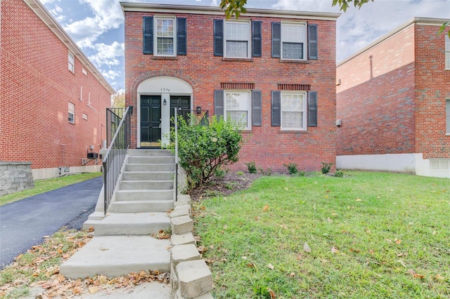 view of front of property featuring a front lawn