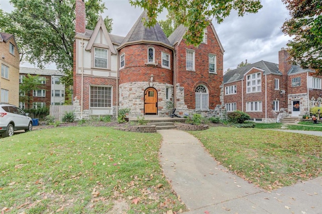 view of front of property featuring a front yard