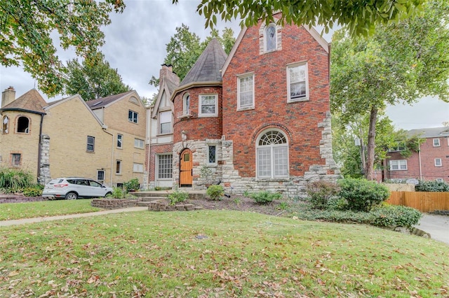 view of front of house featuring a front yard