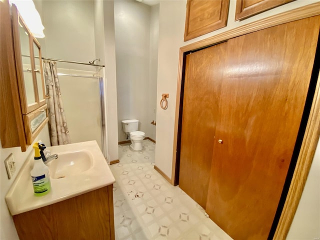 bathroom with vanity, toilet, and a shower with shower curtain