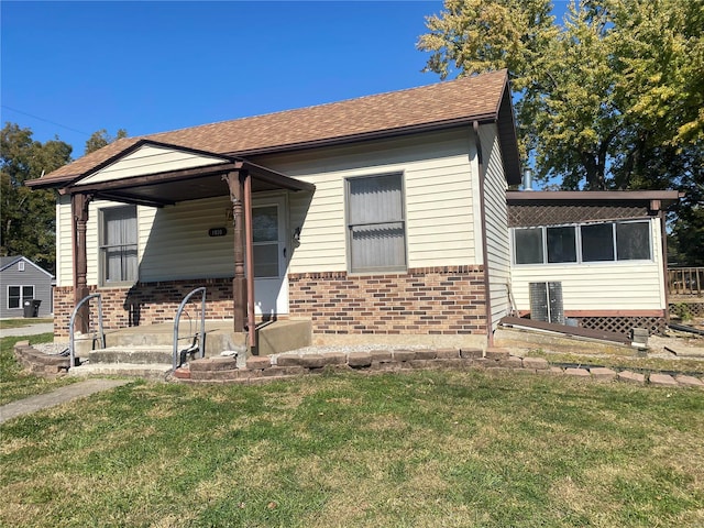 view of front of property featuring a front yard