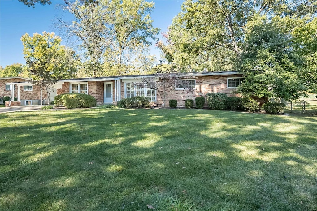 single story home with a front lawn