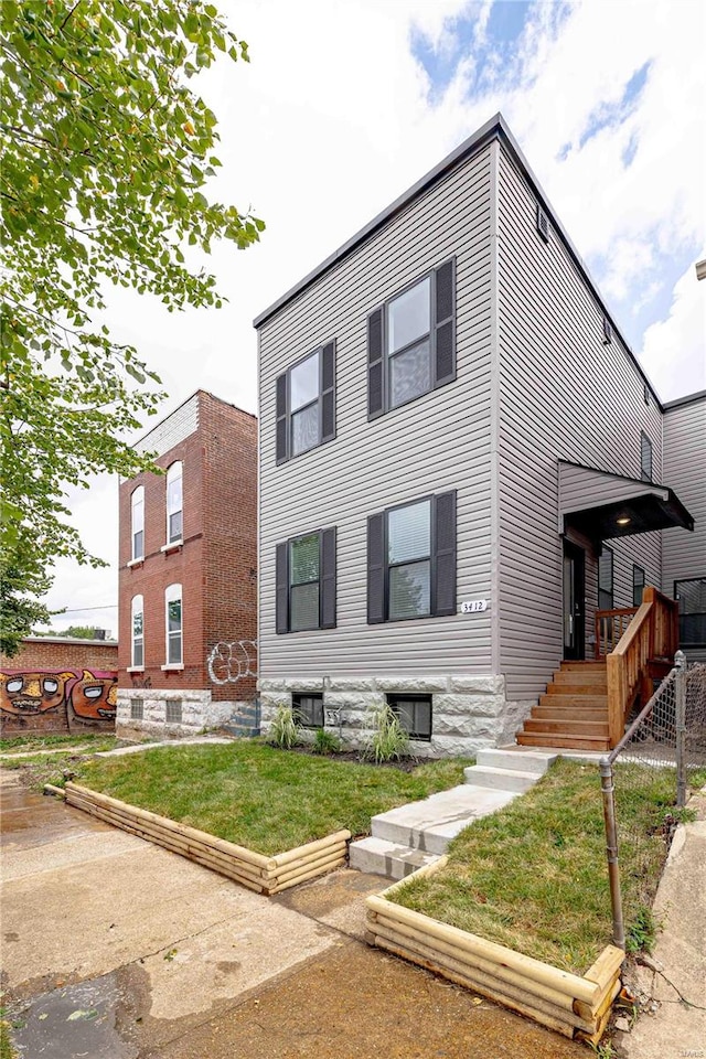 view of front of property featuring a front lawn