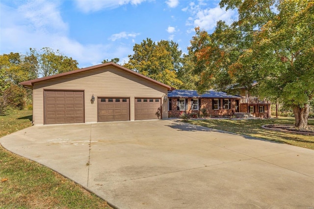 ranch-style home featuring a front lawn and a garage