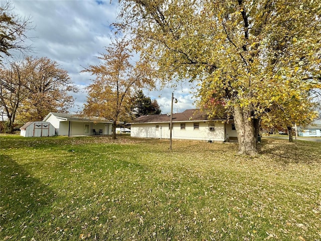 view of yard with a storage shed