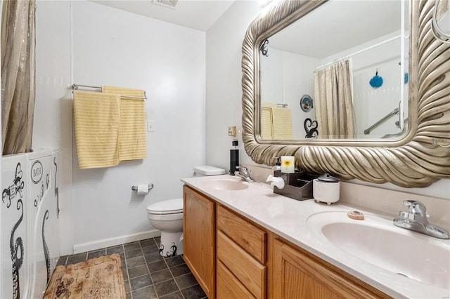 bathroom featuring a shower with curtain, vanity, and toilet