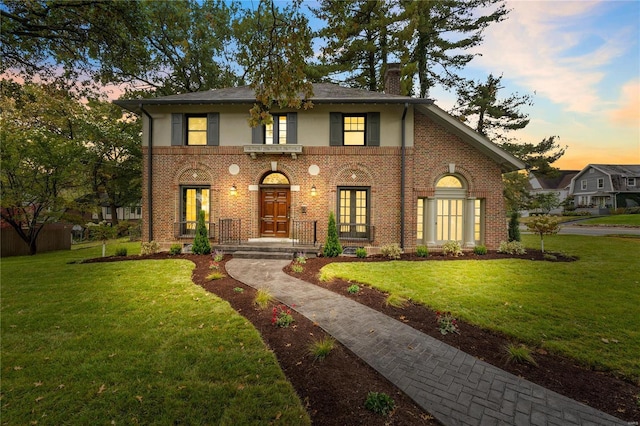 view of front facade featuring a yard