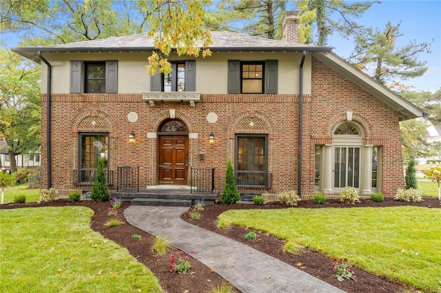 view of front facade featuring a front yard