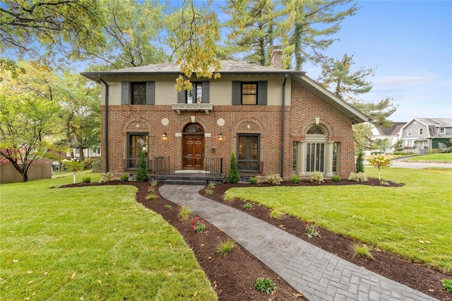 view of front of property featuring a front yard