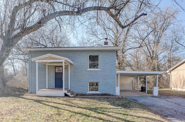 view of front of house featuring a front yard and a carport