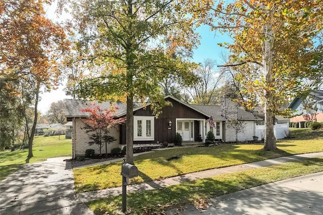 view of front of property with a front yard