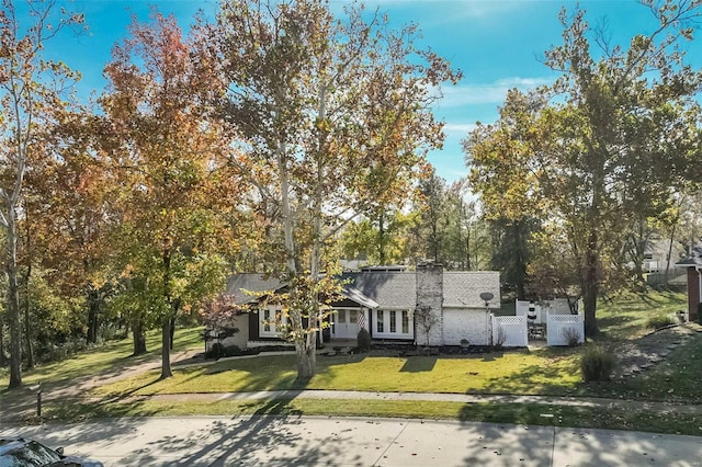 view of front of property with a front yard