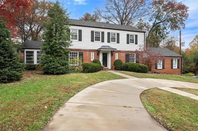 colonial home featuring a front lawn