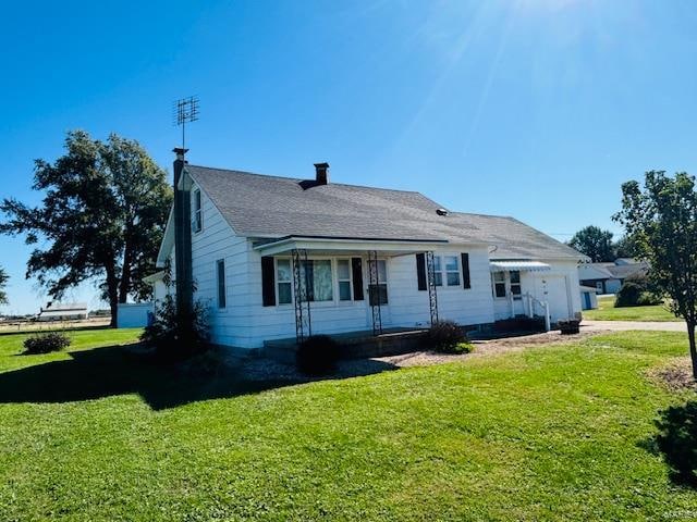 view of front of house with a front lawn