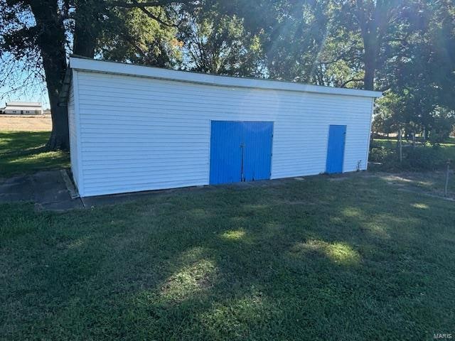 view of outdoor structure with a yard