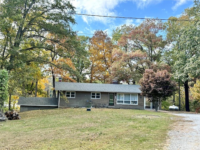 view of front of house featuring a front lawn