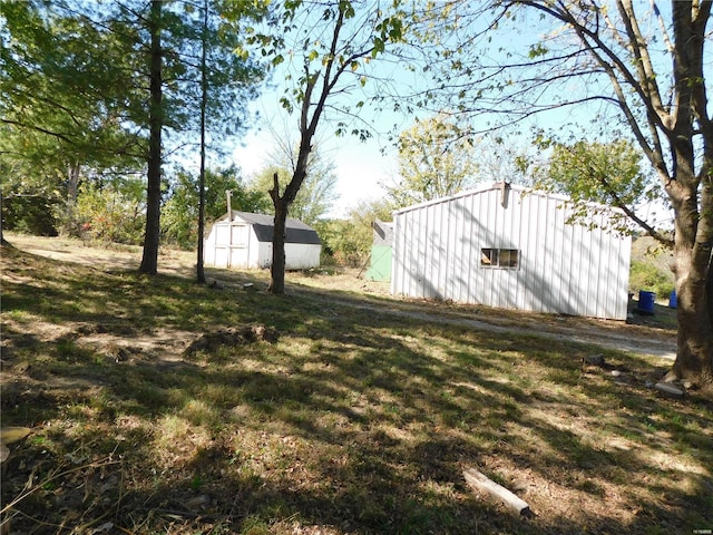 view of yard with a storage unit