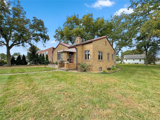 view of front facade with a front yard