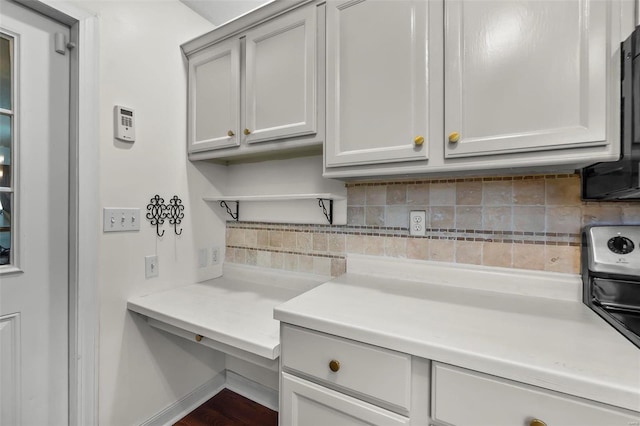 kitchen with backsplash