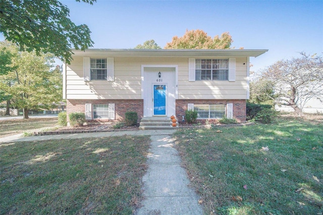 split foyer home featuring a front lawn