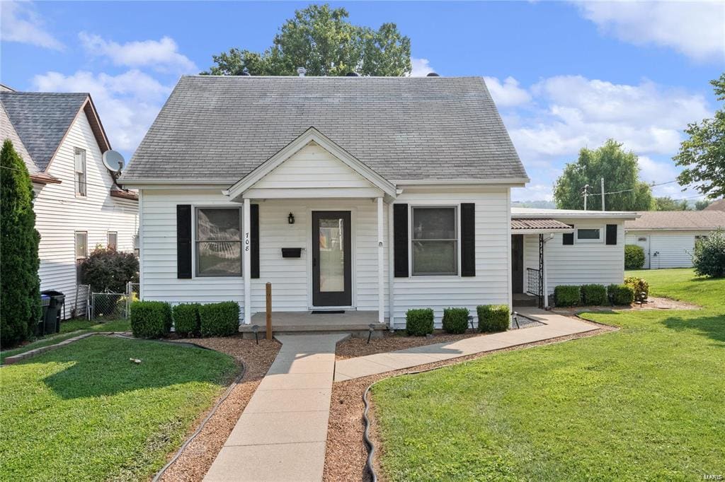 bungalow-style home featuring a front lawn